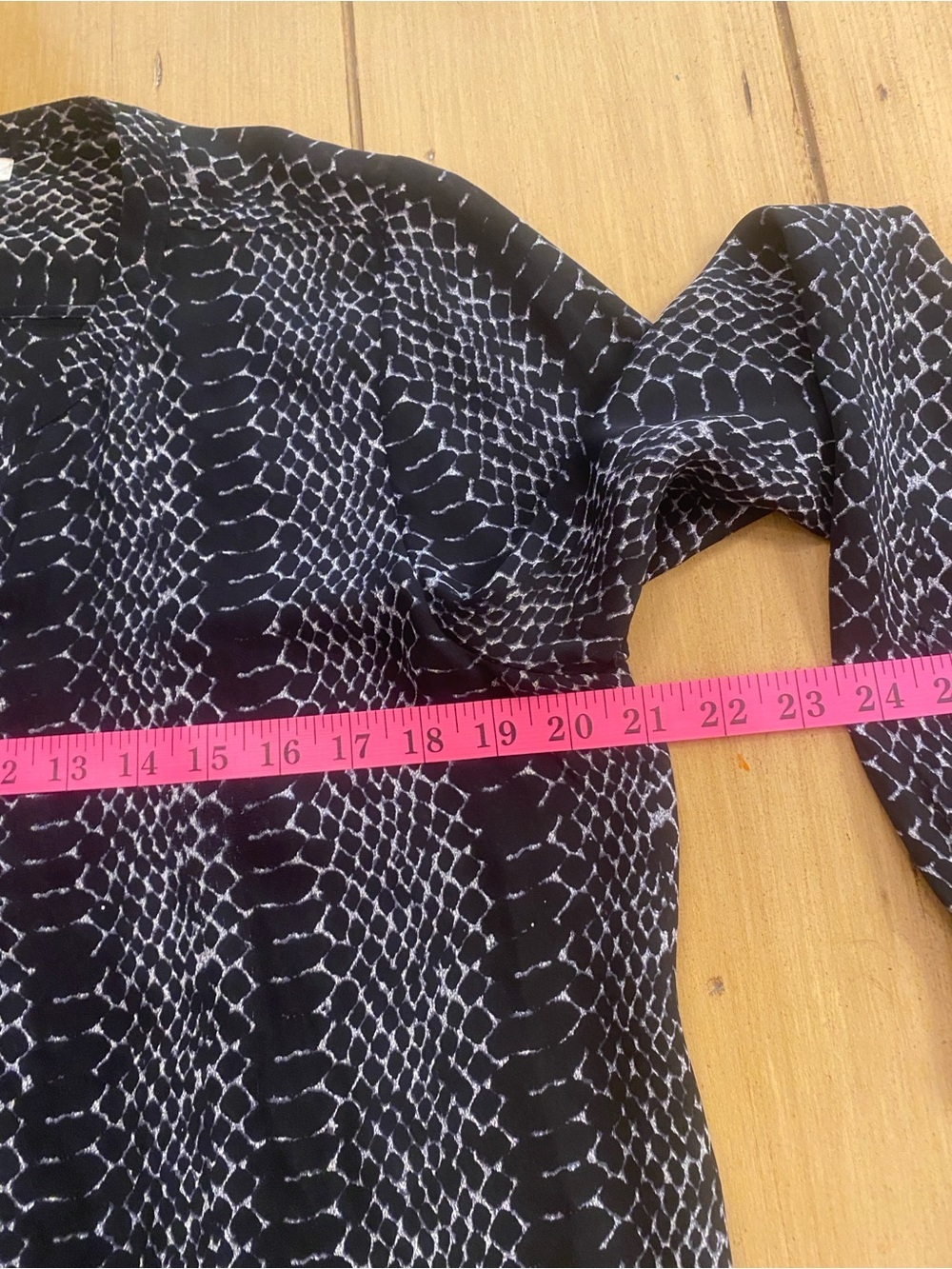 Joie Women’s Silk Black Animal Printed Long Sleeve V-Neck Blouse size large - Picture 8 of 13